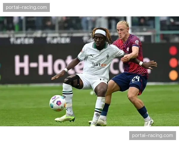 RB莱比锡控球略占优势，门兴442阵型低位防守初显成效但反击乏力